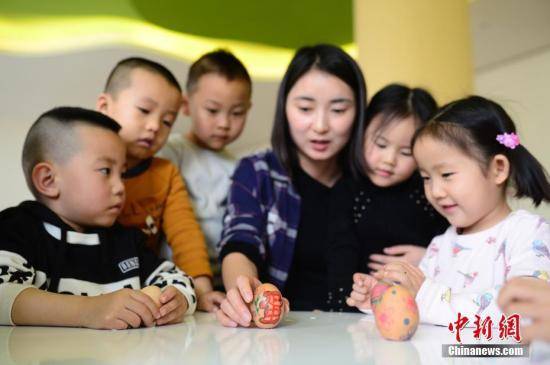 资料图：呼和浩特一所幼儿园内，小朋友正在做“立蛋”游戏。中新社记者刘文华摄