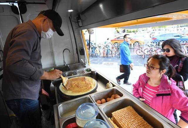 占地经营、不卫生…我们寻遍北京早餐车，发现有问题待解