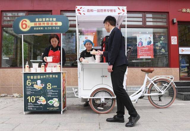 占地经营、不卫生…我们寻遍北京早餐车，发现有问题待解