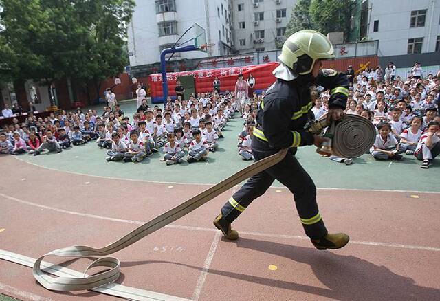 校园响起“消防警报”学生“捂住口鼻”演练逃生组图