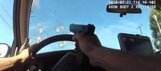 警察在车中射击，挡风玻璃现多处弹孔（sky news）