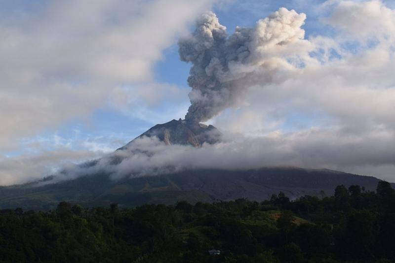 印尼锡纳朋火山喷发，中领馆提醒勿前往火山周围地带