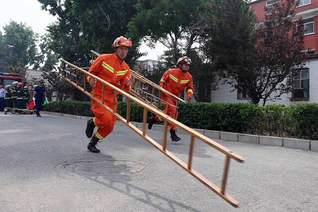 石景山消防支队“秀绝技” 消防员妈妈看完落泪 组图