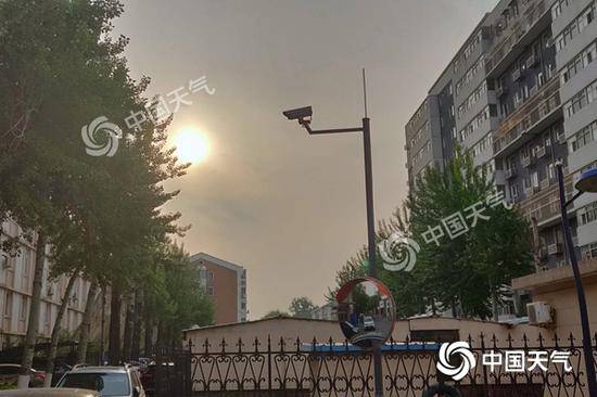 今晨北京天气晴朗，天空云量较多。（图/张晗熙）