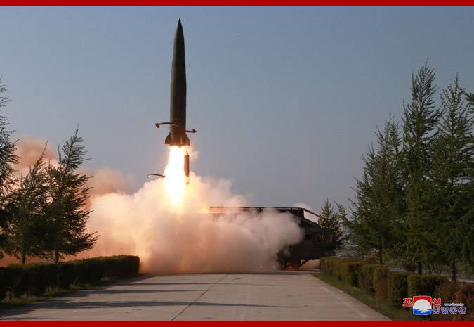 朝鲜新型固体短程地地弹道导弹发射图片来自朝中社