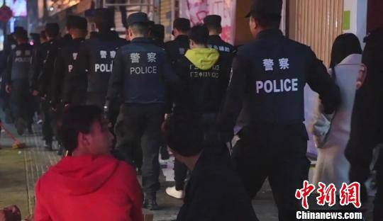 图为警方抓捕涉案犯罪嫌疑人。昆明市公安局供图摄