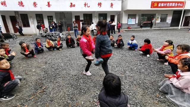 留在湘西大山的孩子们 上学为什么都光着脚不穿鞋？