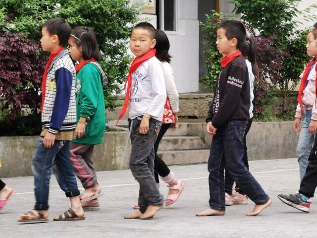 留在湘西大山的孩子们 上学为什么都光着脚不穿鞋？
