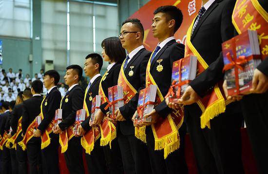 北京市优秀在校退役大学生士兵接受了表彰。
