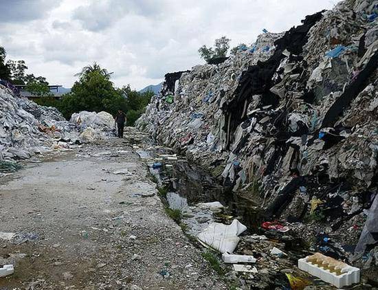 马来西亚的一处垃圾场图自环保组织网站“Unearthed”