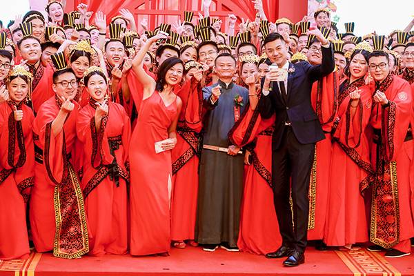 2019年5月10日，杭州，一年一度“阿里日”，102对夫妻举行集体婚礼，马云现场证婚。视觉中国图