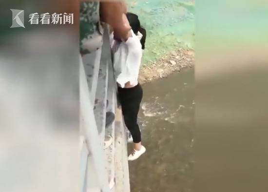 女子一路狂奔欲跳桥轻生 的哥开车猛追扭转生死