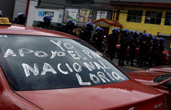 ▲2016年 8月 9日，哥斯达黎加圣何塞，当地数千名出租车司机用车阻塞道路，抗议 Uber对出租车行业的冲击。图片来自：视觉中国