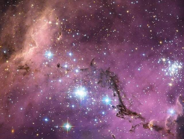 大麦哲伦星云（Large Magellanic Cloud）是银河系的卫星星系，在距离地球将近20万光年之外围绕着我们的银河系打转。当银河系的重力轻轻地拉动大