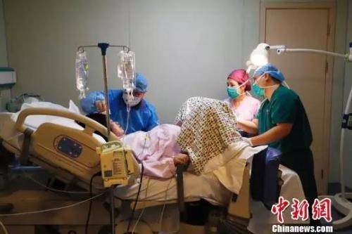资料图：上海市第一妇婴保健院的产房内，一名产妇正在分娩。殷立勤摄