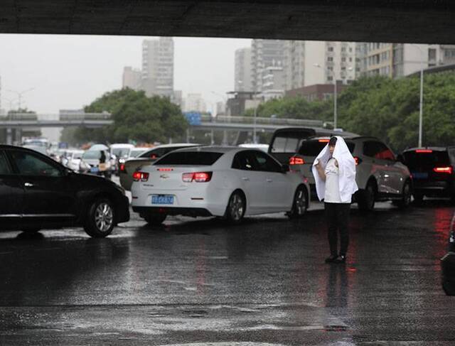 小雨阵风为京城降温