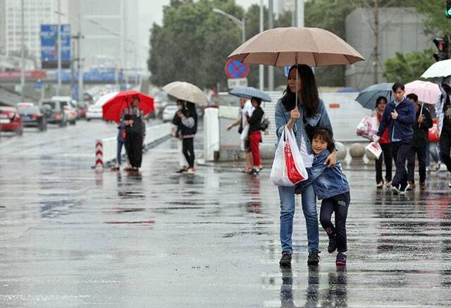 小雨阵风为京城降温