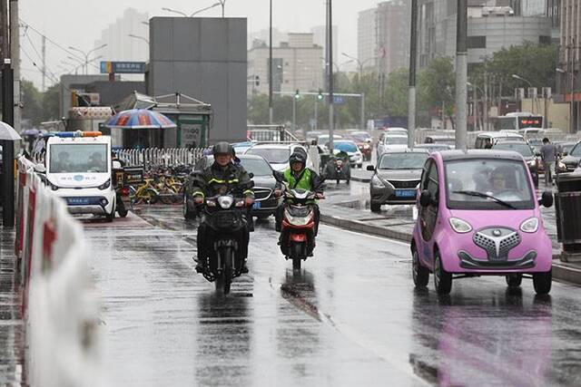 小雨阵风为京城降温