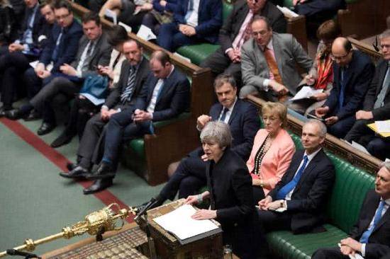 4月11日，在英国伦敦，英国首相特雷莎·梅（前）在议会下院陈述欧盟针对英国“脱欧”延期的相关决定图自新华社