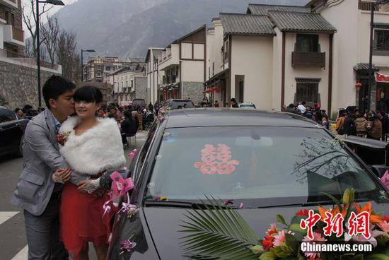 2011年3月20日，羌族男青年董伟与藏族女青年孟洁在汶川映秀新家园举行婚礼。（中新社记者毛建军摄）
