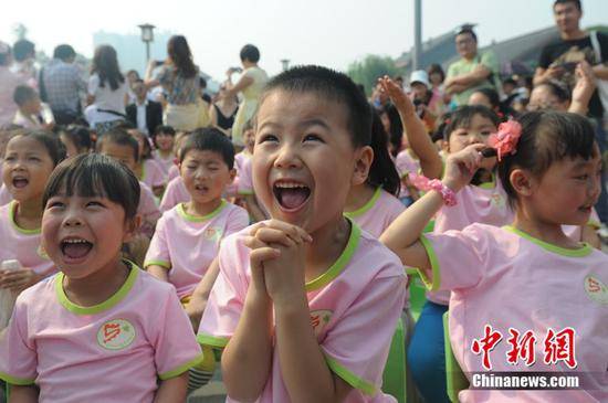 2013年5月12日，四川省什邡市108个“地震宝宝”齐聚千年古刹罗汉寺，共同度过五周岁生日。（中新社记者张浪摄）