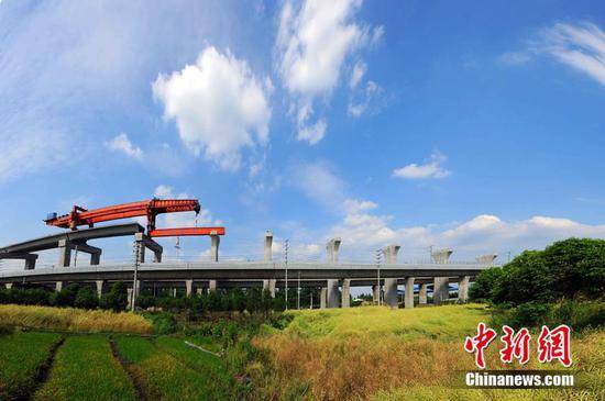 2011年6月7日，汶川地震灾后重建项目都江堰铁路郫县至彭州支线加紧建设。（中新社发曹宁摄）