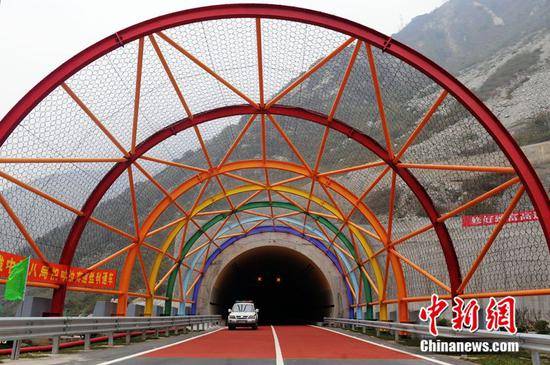 2012年11月29日，地震灾后恢复重建的映汶高速公路正式通车。（中新社记者刘忠俊摄）