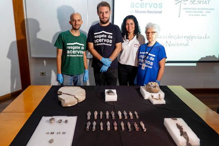 考古学家展示救出的埃及文物。