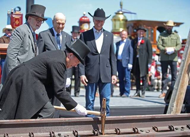 纪念活动上重现当年打下最后一颗铁路钉的一幕。