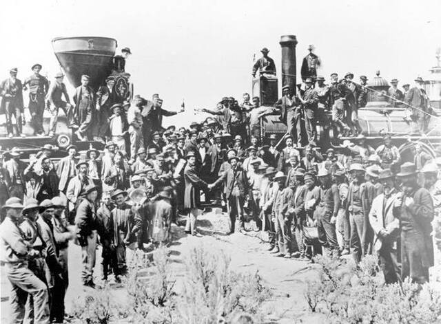当年华工兴建铁路，为美国作出极大贡献。