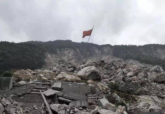 2008年5月15日，在四川北川羌族自治县地震灾区，茅坝校区一片废墟，一面五星红旗在飘扬。