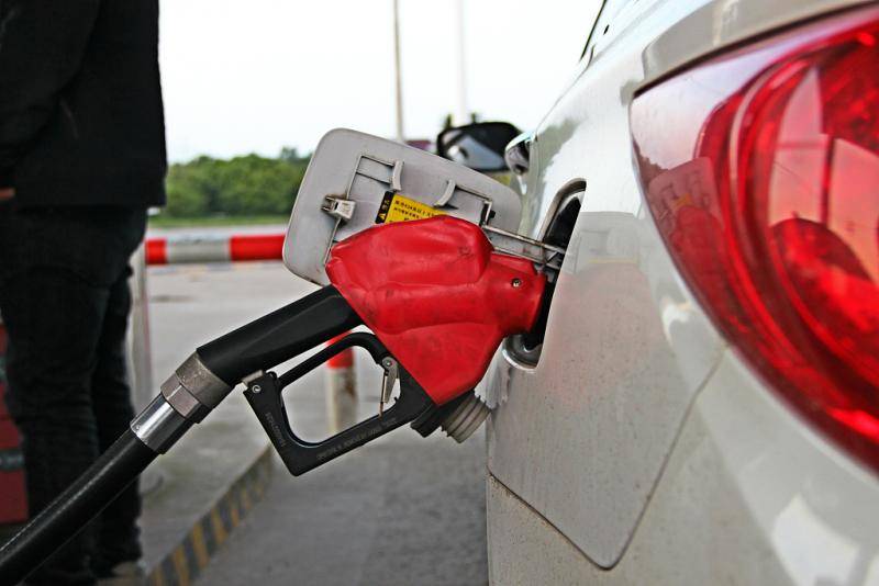 油价迎年内“第二跌” 车主加满一箱油少花约3元