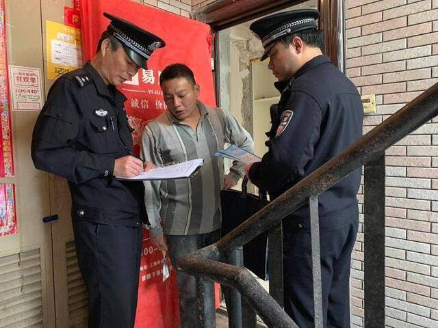 3个月进入辖区全部220万户居民家！都信息时代了，警方为啥还要干这“笨”活？