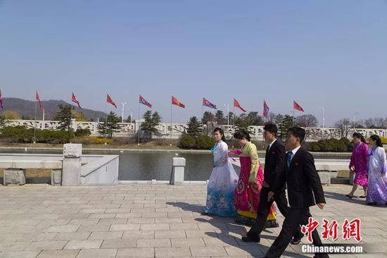 2019年4月，平壤，穿民族服装的朝鲜姑娘和穿西装的朝鲜小伙。《中国新闻周刊》记者汪许凯摄