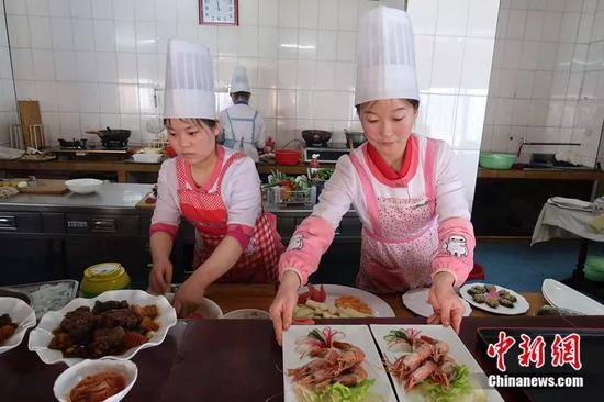 朝鲜一家对外餐厅的女厨师。中新网记者邱宇摄