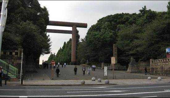 一男子在靖国神社剖腹自杀身亡 日本将军称赞