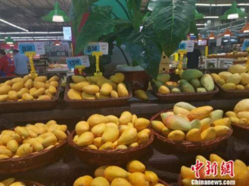 图为超市里的芒果。谢艺观摄