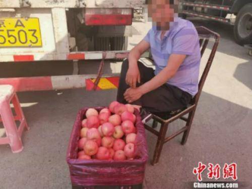 图为新发地卖苹果的摊贩。谢艺观摄