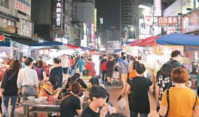 随着陆客回流，高雄六合夜市再现人潮。