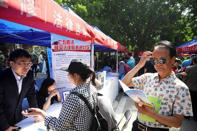 西城法源寺社区举办便民服务大集