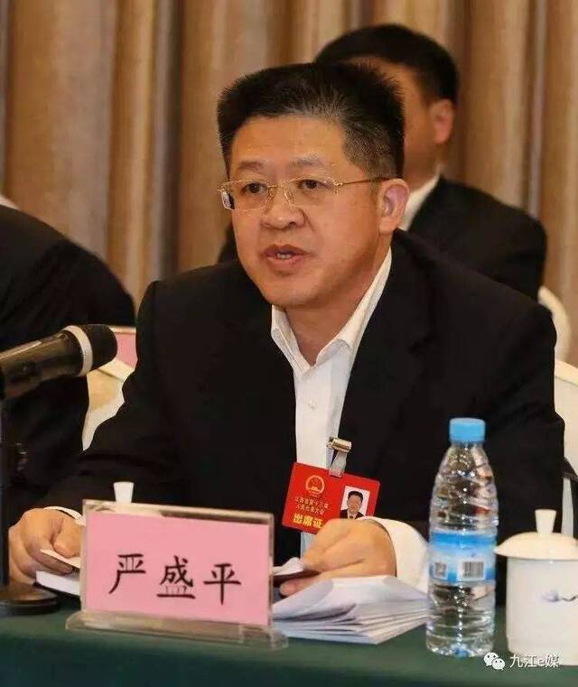 同一天 他为啥出现在两个任职公示中？