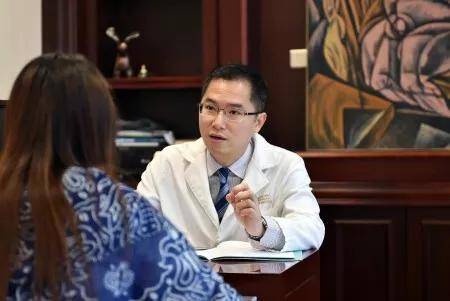 2016年，广州医科大学附属第一医院医生张子谦在以他自己名字命名的医生工作室内向患者了解病情。毕晓洋摄