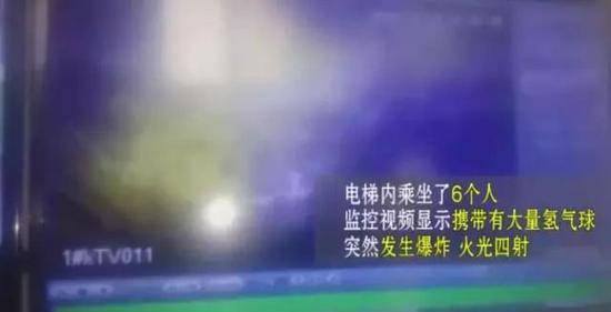 商贩学校门前卖氢气球 突然爆炸小车变成废铁