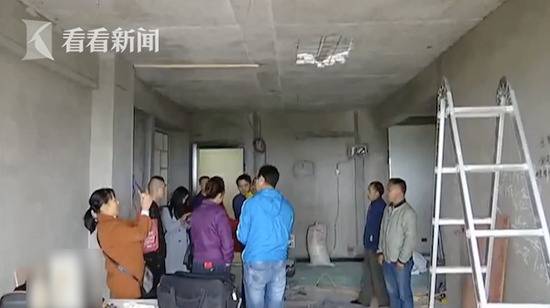 新房装修屋顶出现大窟窿 上下楼住户面面相觑