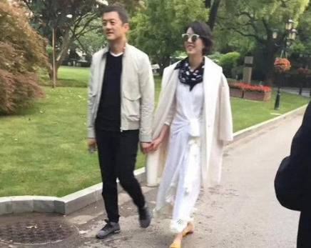 网友偶遇李亚鹏与女友