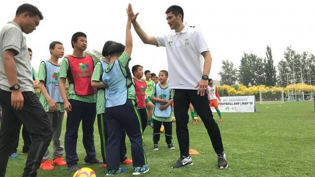 邵佳一、温丽蓉等前国脚向特奥儿童授艺