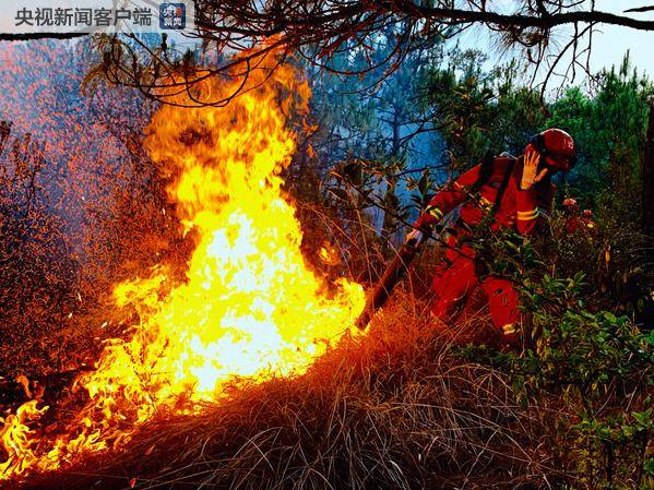 云南安宁山火西南线出现新火点 森林消防队伍转场扑救