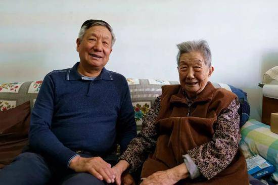 胡文杰烈士的遗孀、现年99岁的唐渠老人和小儿子胡继军合影。陈炅玮摄于北京