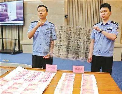 犯罪分子制造的假币和制假币使用的胶片。广州日报全媒体记者乔军伟摄