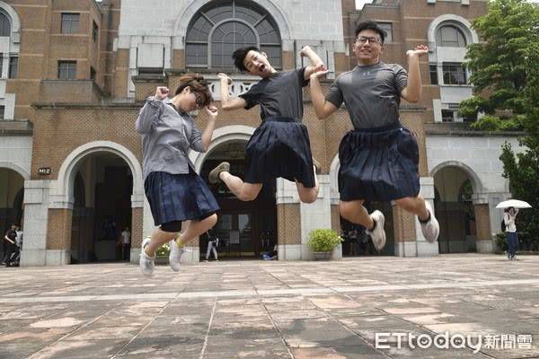 打破性别刻板 台湾高校男生集体穿裙子上学(图)